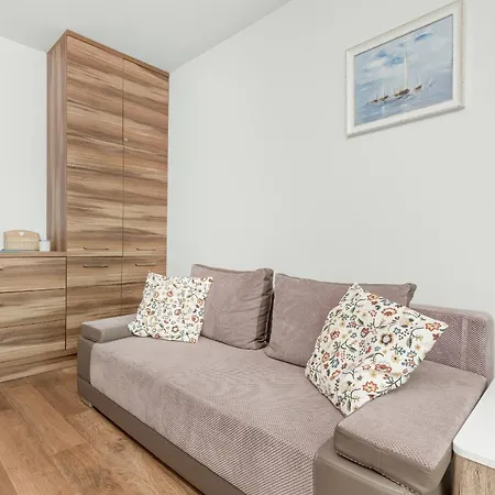 Cztery Oceany For 4 Guests With Balcony & Parking By Renters Apartment