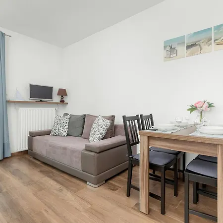 Cztery Oceany For 4 Guests With Balcony & Parking By Renters Apartment *